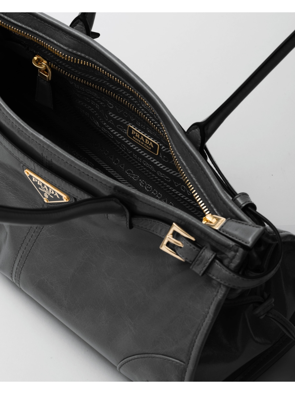 Кожаная сумка среднего размера Prada